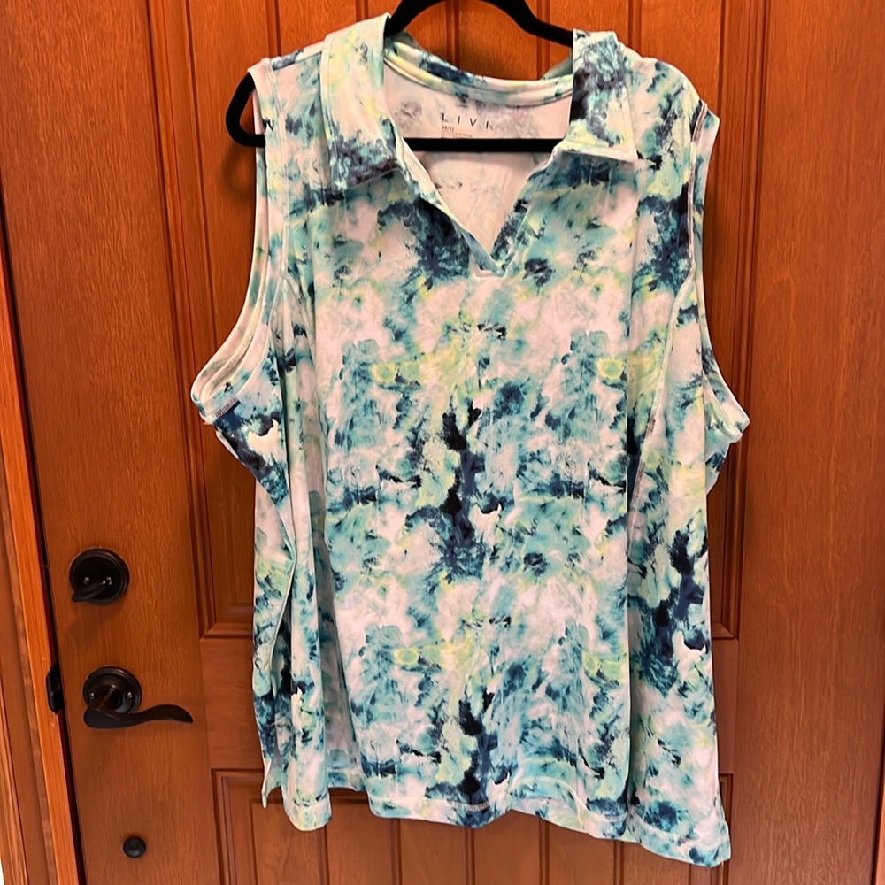 Livi 30/32W sleeveless polo with split neck and collar